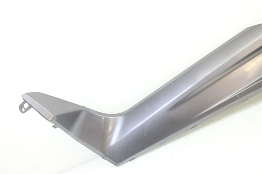 photo de JUNÇÃO DO DESCANSO DE PÉ ESQUERDO YAMAHA XMAX X-MAX 125 (2006 - 2009) - Detalhe da peça