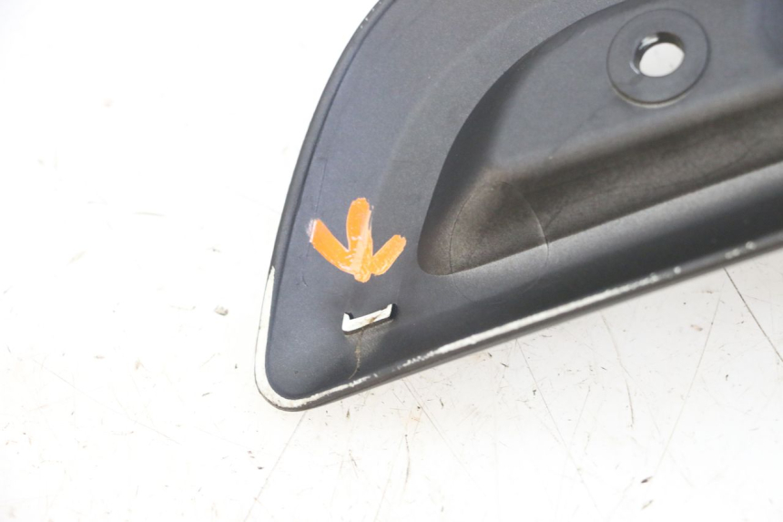 photo de JUNÇÃO DO DESCANSO DE PÉ ESQUERDO YAMAHA X-MAX XMAX 125 (2010 - 2013) - Outro ângulo de visão