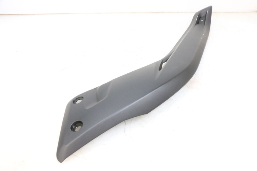 photo de JUNÇÃO DO DESCANSO DE PÉ ESQUERDO YAMAHA X-MAX XMAX 125 (2010 - 2013) - Estado da superfície