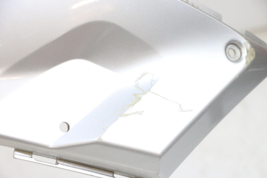 photo de JUNÇÃO DO DESCANSO DE PÉ ESQUERDO YAMAHA XMAX X-MAX 125 (2006 - 2009) - Detalhe da peça