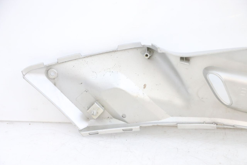 photo de JUNÇÃO DO DESCANSO DE PÉ ESQUERDO YAMAHA XMAX X-MAX 125 (2006 - 2009) - Ampliação dos componentes