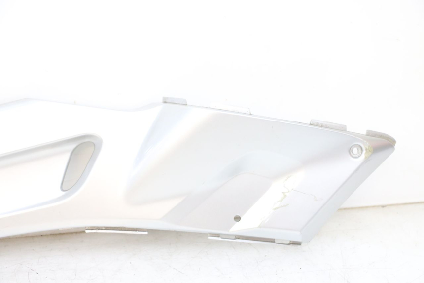 photo de JUNÇÃO DO DESCANSO DE PÉ ESQUERDO YAMAHA XMAX X-MAX 125 (2006 - 2009) - Vista de perfil