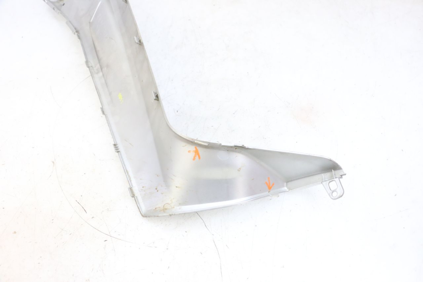 photo de JUNÇÃO DO DESCANSO DE PÉ ESQUERDO YAMAHA XMAX X-MAX 125 (2006 - 2009) - Estado da superfície