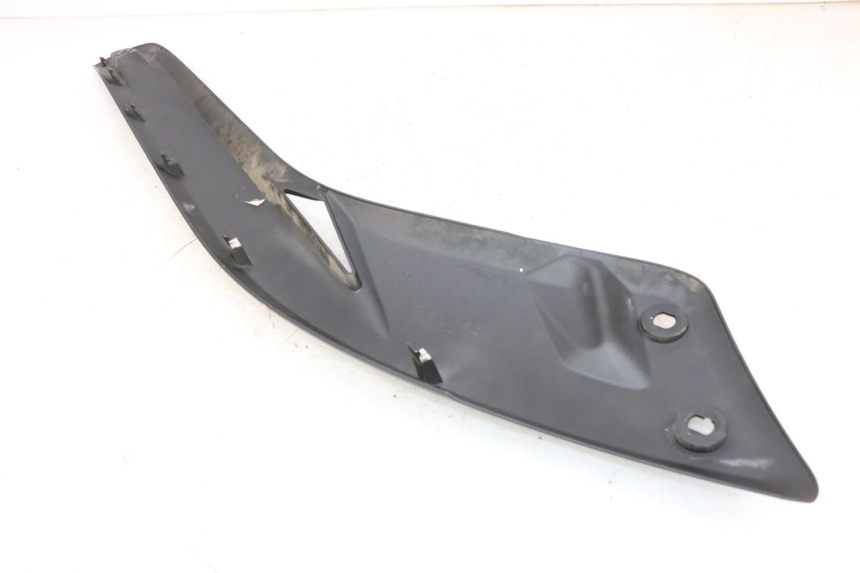 photo de JUNÇÃO DO DESCANSO DE PÉ ESQUERDO YAMAHA X-MAX XMAX 125 (2010 - 2013) - Detalhe da peça