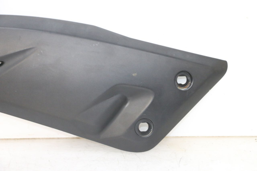 photo de JUNÇÃO DO DESCANSO DE PÉ ESQUERDO YAMAHA X-MAX XMAX 125 (2010 - 2013) - Detalhes característicos