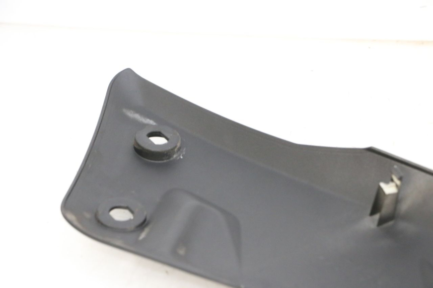 photo de JUNÇÃO DO DESCANSO DE PÉ ESQUERDO YAMAHA X-MAX XMAX 125 (2010 - 2013) - Zoom do estado de desgaste