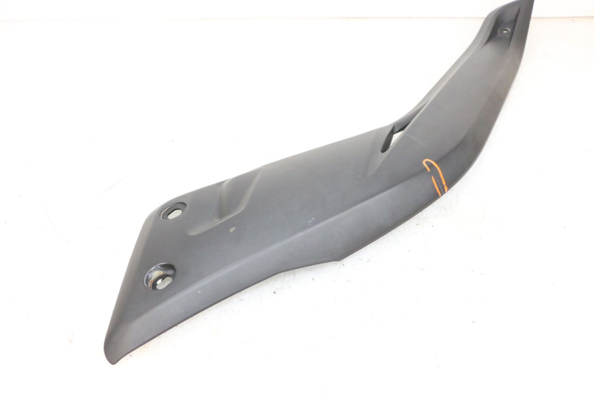 photo de JUNÇÃO DO DESCANSO DE PÉ ESQUERDO YAMAHA X-MAX XMAX 125 (2010 - 2013) - Peça verificada