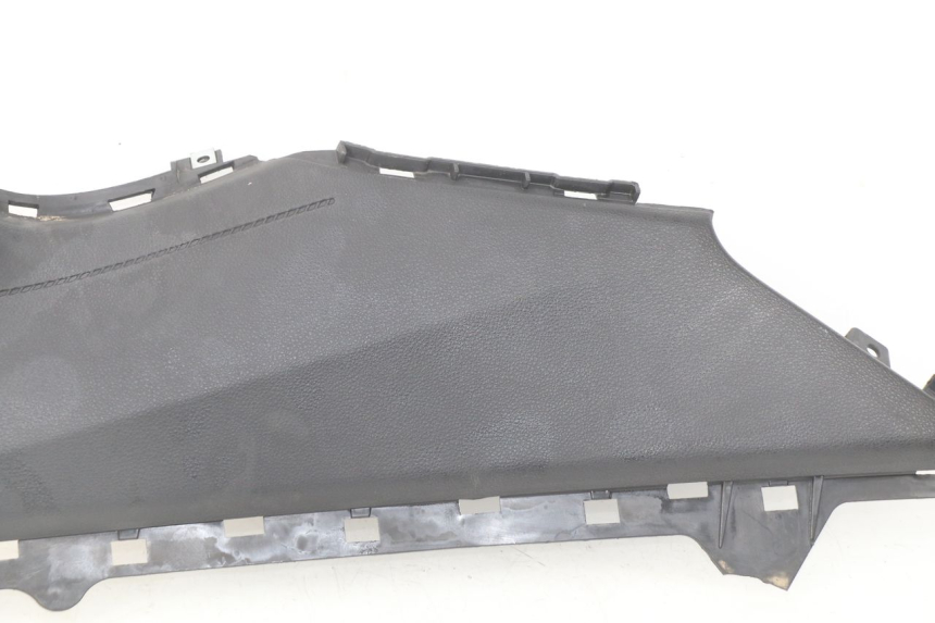 photo de JUNÇÃO DO DESCANSO DE PÉ ESQUERDO YAMAHA YP T-MAX TMAX 530 (2017 - 2020) - Marcações e referências