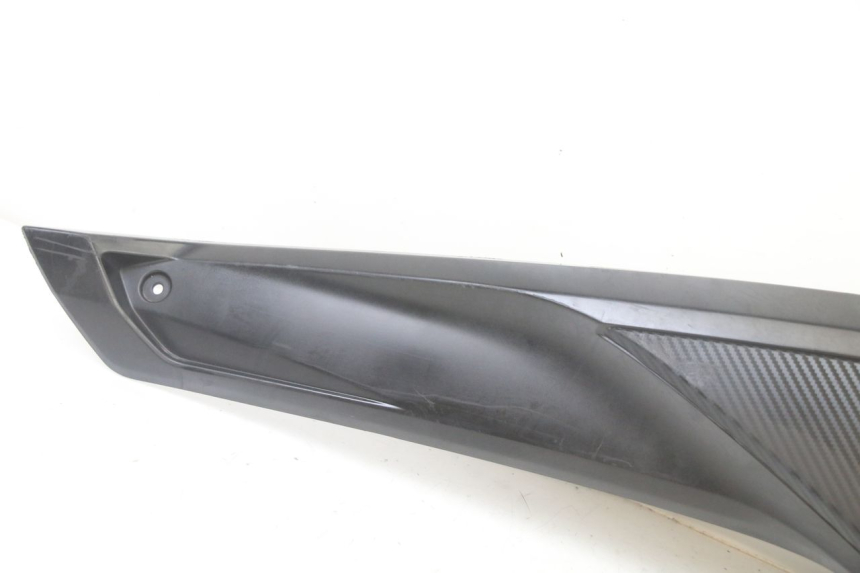 photo de JUNÇÃO DO DESCANSO DE PÉ ESQUERDO YAMAHA YP X-MAX XMAX 400 (2014 - 2017) - Detalhe da peça