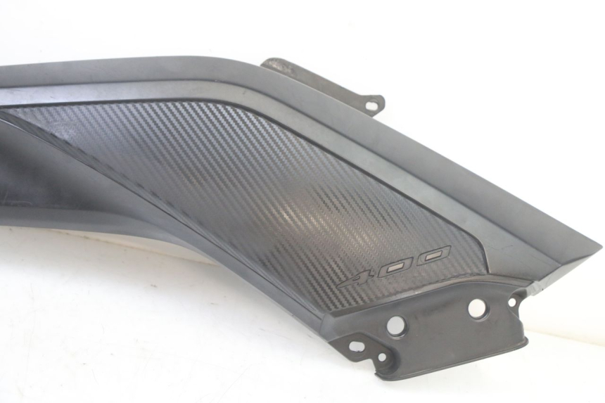 photo de JUNÇÃO DO DESCANSO DE PÉ ESQUERDO YAMAHA YP X-MAX XMAX 400 (2014 - 2017) - Zoom do estado de desgaste