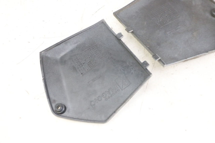 photo de JUNÇÃO DO APOIO PARA OS PÉS PIAGGIO MP3 LT 300 (2010 - 2016) - Detalhe da peça
