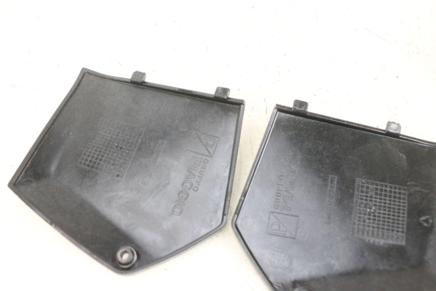 photo de JUNÇÃO DO DESCANSO DE PÉ PIAGGIO MP3 RL 250 (2006 - 2010) - Detalhe da peça