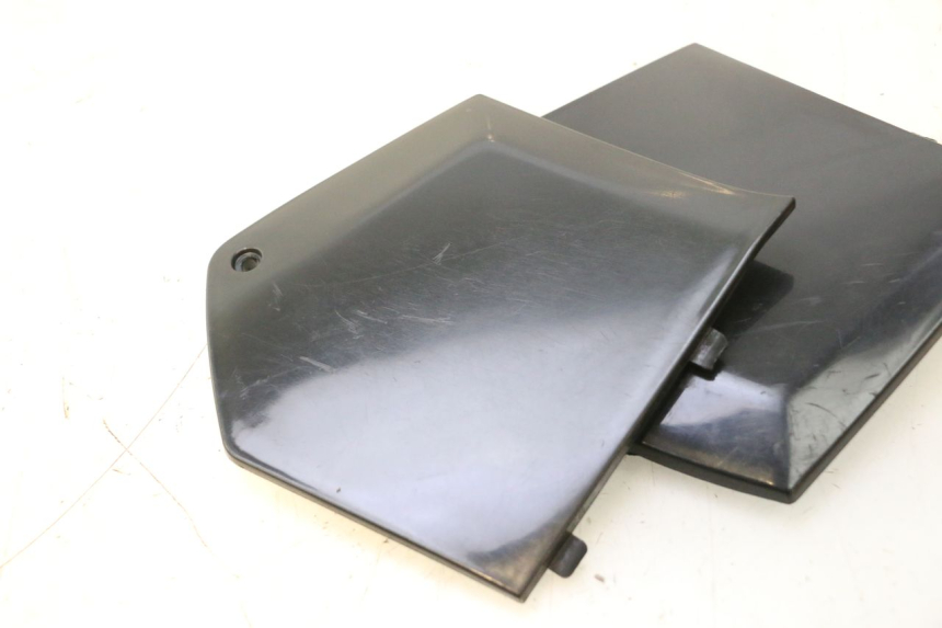 photo de JUNÇÃO DO DESCANSO DE PÉ PIAGGIO MP3 500 (2011 - 2015) - Detalhe da peça