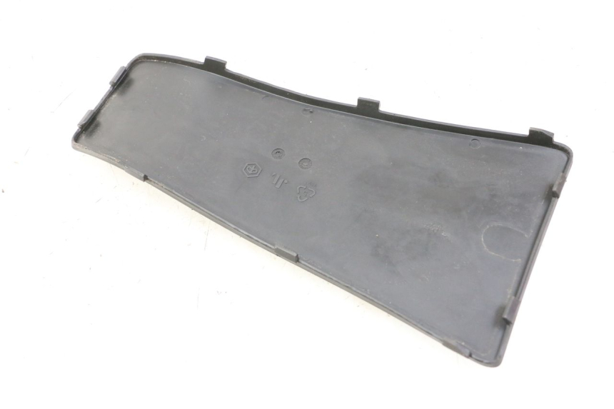 photo de JUNÇÃO DO APOIO PARA OS PÉS PIAGGIO VESPA LX IE 125 (2010 - 2012) - Detalhe da peça