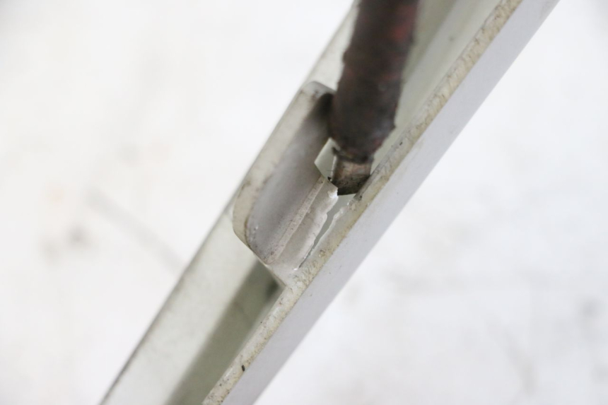 photo de JUNÇÃO DO APOIO PARA OS PÉS PEUGEOT SATELIS 250 (2006 - 2012) - Detalhe da peça