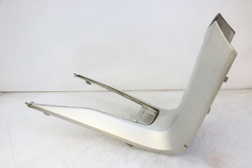 photo de JUNÇÃO DO DESCANSO DE PÉ PEUGEOT SATELIS 125 (2006 - 2009) - Detalhe da peça