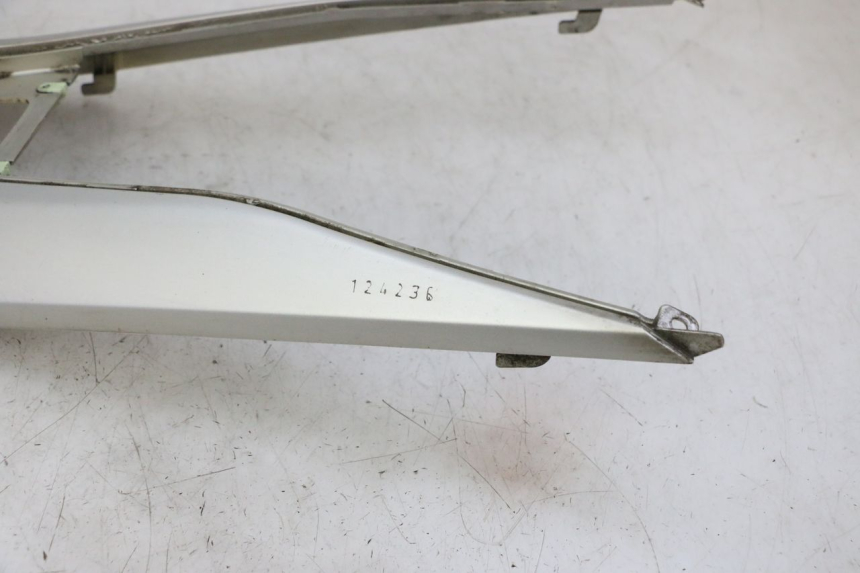 photo de JUNÇÃO DO DESCANSO DE PÉ PEUGEOT SATELIS 125 (2006 - 2009) - Ampliação técnica