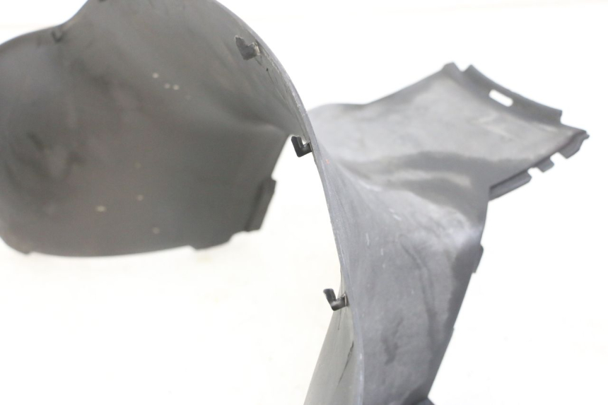 photo de JUNÇÃO DO APOIO PARA OS PÉS APRILIA SCARABEO GT TOURING 125 (1999 - 2005) - Detalhe da peça