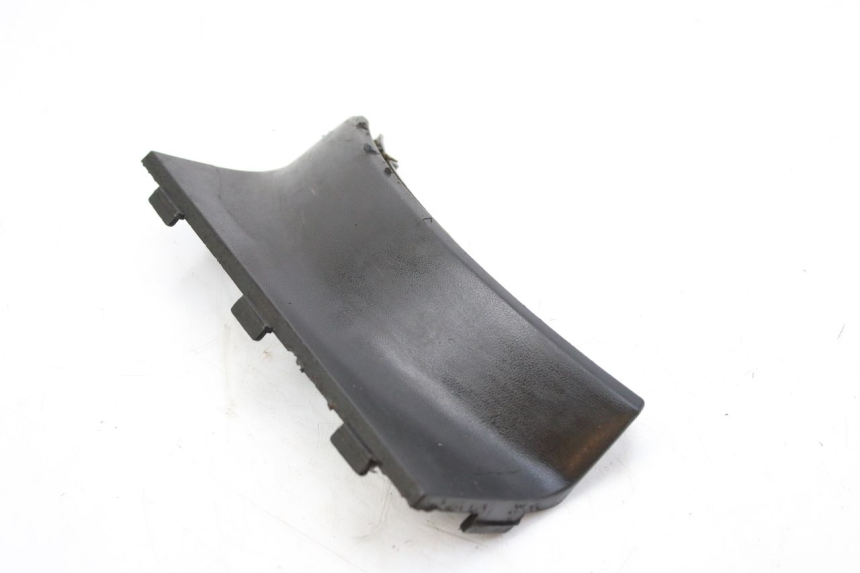 photo de JUNÇÃO DO APOIO PARA OS PÉS KYMCO SENTO 100 (2008 - 2013) - Detalhe da peça