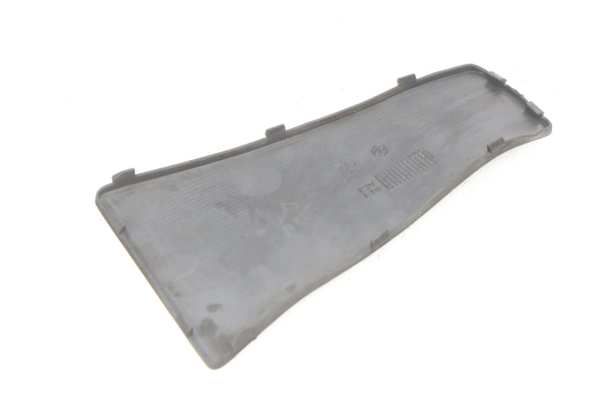 photo de JUNÇÃO DO APOIO PARA OS PÉS PIAGGIO VESPA LX 2T 50 (2005 - 2013) - Detalhe da peça