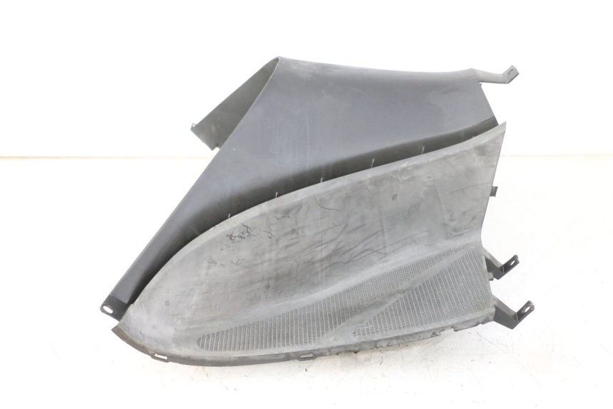 photo de JUNÇÃO DO APOIO PARA OS PÉS YAMAHA YP MAJESTY 125 (2007 - 2010) - Vista de perto
