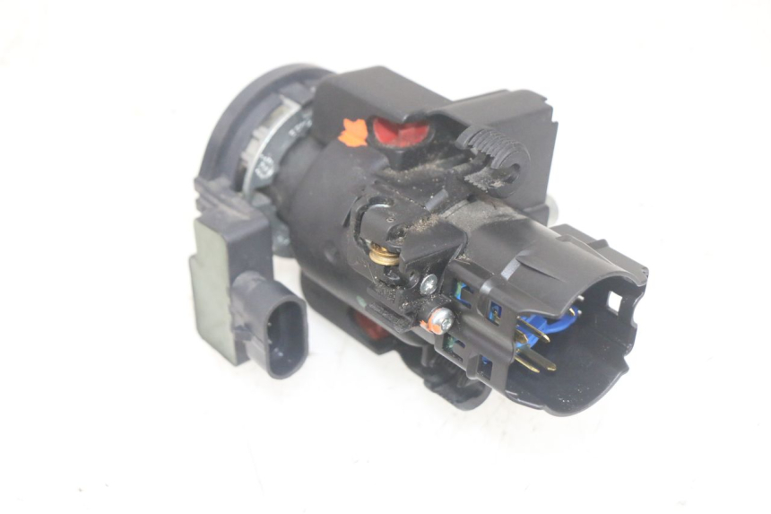 photo de KIT FECHADURA CHAVE CDI NEIMAN PIAGGIO MP3 HPE 300 (2019 - 2026) - Detalhes característicos