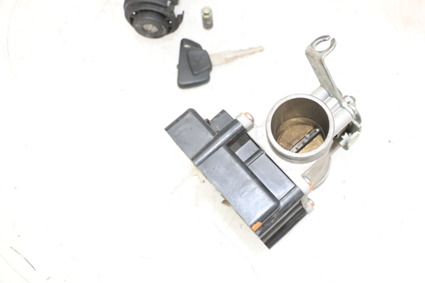 photo de KIT FECHADURA CHAVE CDI NEIMAN PEUGEOT SATELIS 125 (2013 - 2018) - Outro ângulo de visão