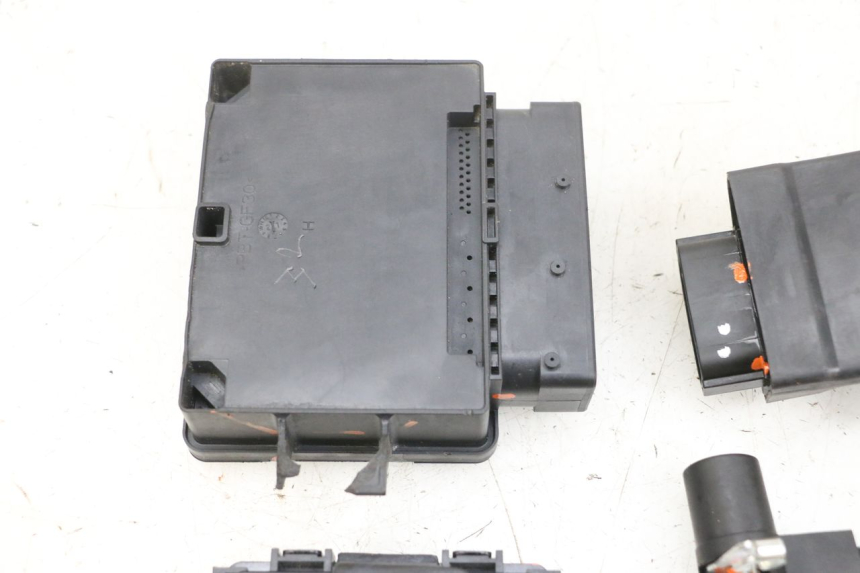 photo de KIT FECHADURA CHAVE CDI NEIMAN YAMAHA TRICITY 300 (2020 - 2024) - Pontos de fixação