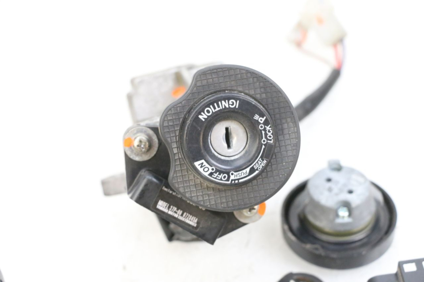 photo de KIT FECHADURA CHAVE CDI NEIMAN YAMAHA X-MAX XMAX 125 (2010 - 2013) - Outro ângulo de visão