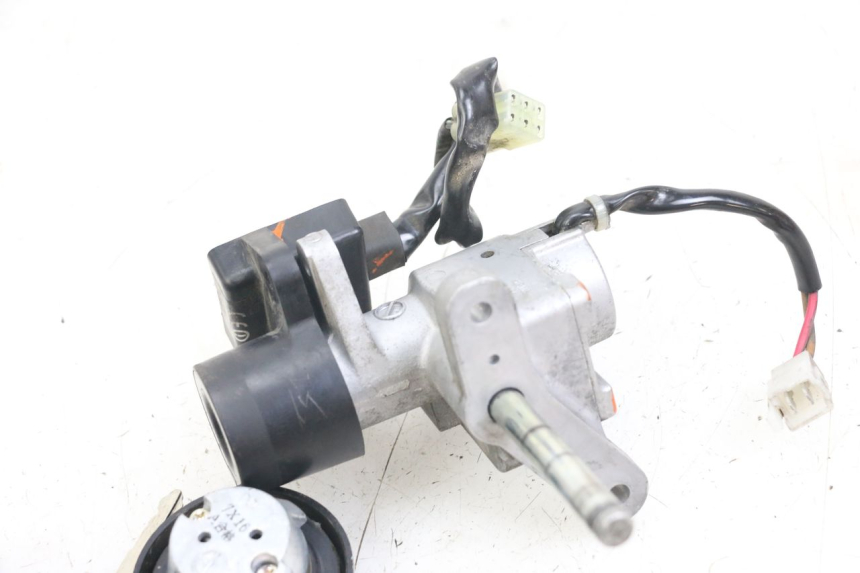 photo de KIT FECHADURA CHAVE CDI NEIMAN YAMAHA XMAX X-MAX 125 (2006 - 2009) - Outro ângulo de visão