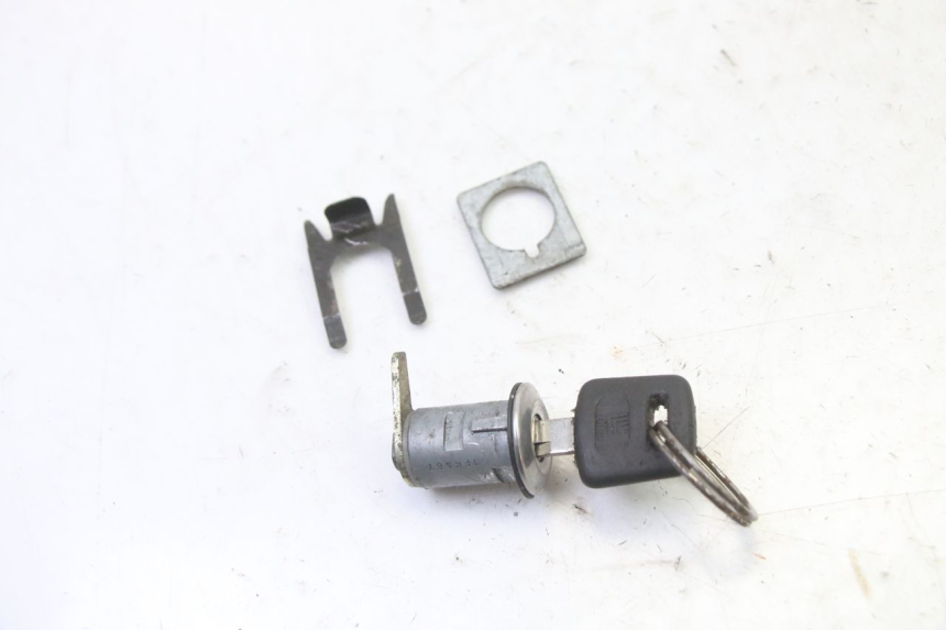 photo de KIT FECHADURA CHAVE NEIMAN HONDA CBR RR FIREBLADE 900 (1992 - 1994) - Inspeção visual