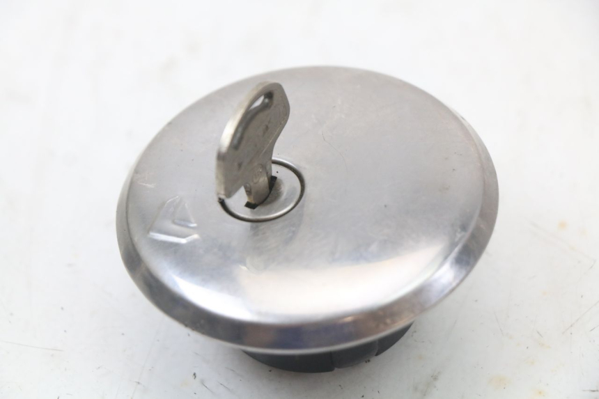photo de KIT FECHADURA CHAVE NEIMAN SUZUKI GN 125 (1997 - 2000) - Detalhes característicos