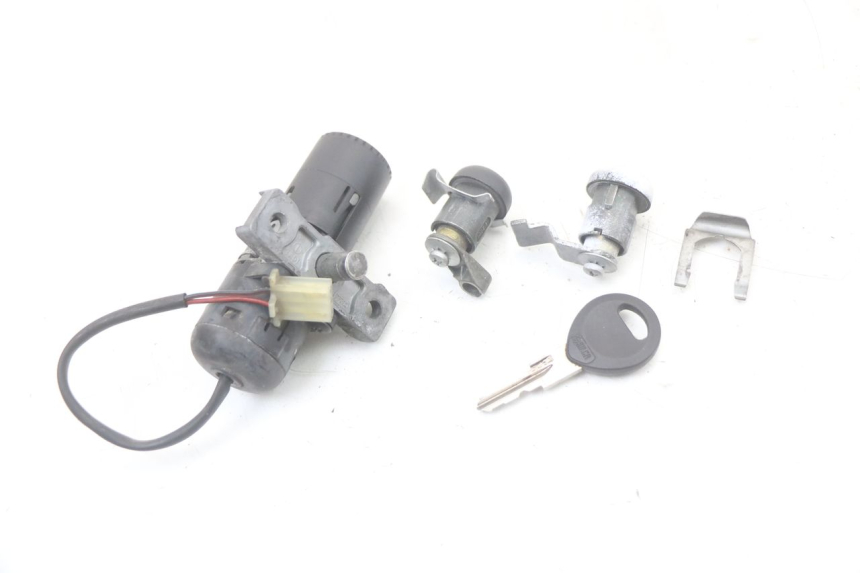 photo de KIT FECHADURA CHAVE NEIMAN HONDA NES AROBASE 125 (2000 - 2003) - Detalhe da peça