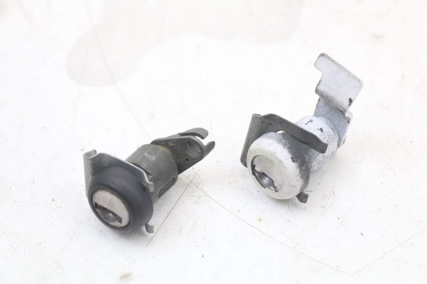 photo de KIT FECHADURA CHAVE NEIMAN HONDA NES AROBASE 125 (2000 - 2003) - Pontos de fixação