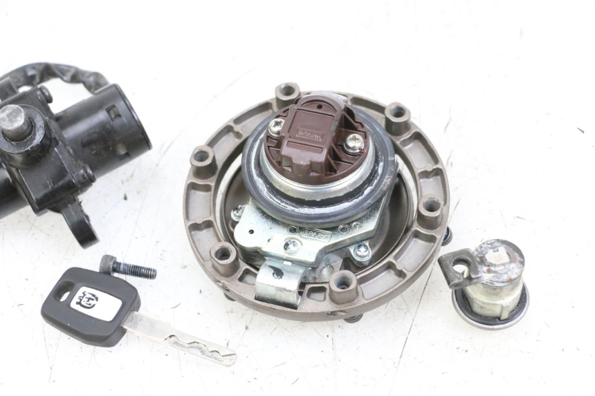 photo de KIT FECHADURA CHAVE NEIMAN HUSQVARNA SVARTPILEN 401 (2018 - 2023) - Detalhe da peça