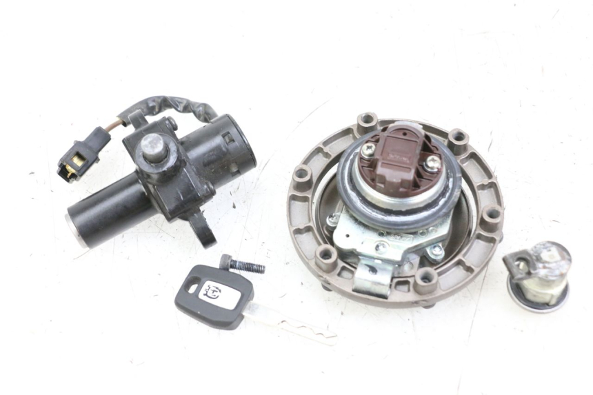 photo de KIT FECHADURA CHAVE NEIMAN HUSQVARNA SVARTPILEN 401 (2018 - 2023) - Outro ângulo de visão