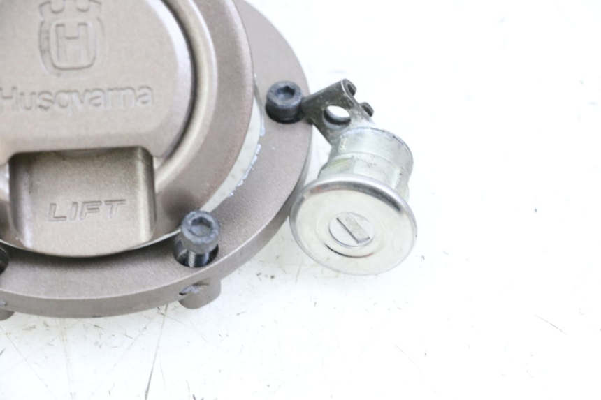 photo de KIT FECHADURA CHAVE NEIMAN HUSQVARNA SVARTPILEN 401 (2018 - 2023) - Pontos de fixação