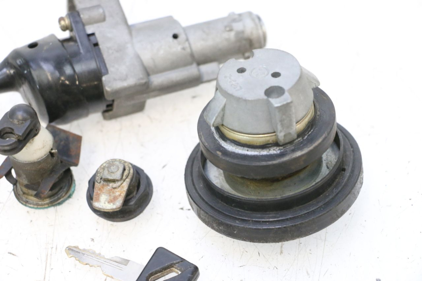 photo de KIT SERRURE CLE NEIMAN KEEWAY MATRIX RX9 125 (2006 - 2007) - Pontos de fixação