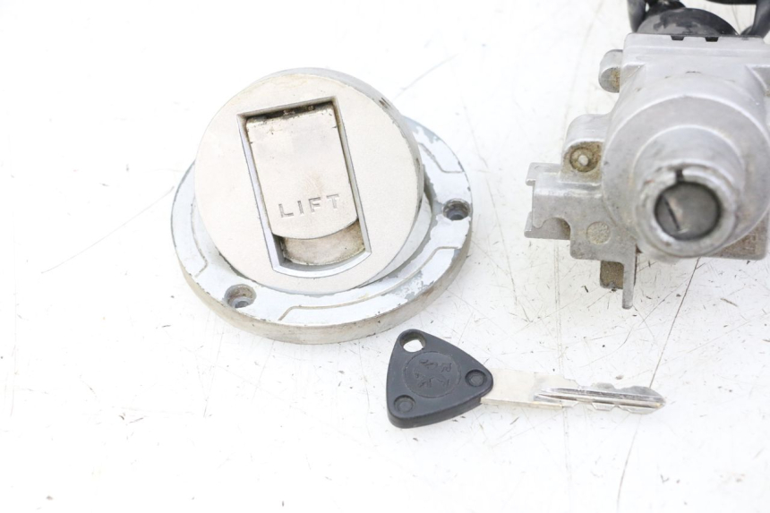 photo de KIT FECHADURA CHAVE NEIMAN PEUGEOT SPEEDFIGHT 3 LC 2T 50 (2009 - 2015) - Pontos de fixação