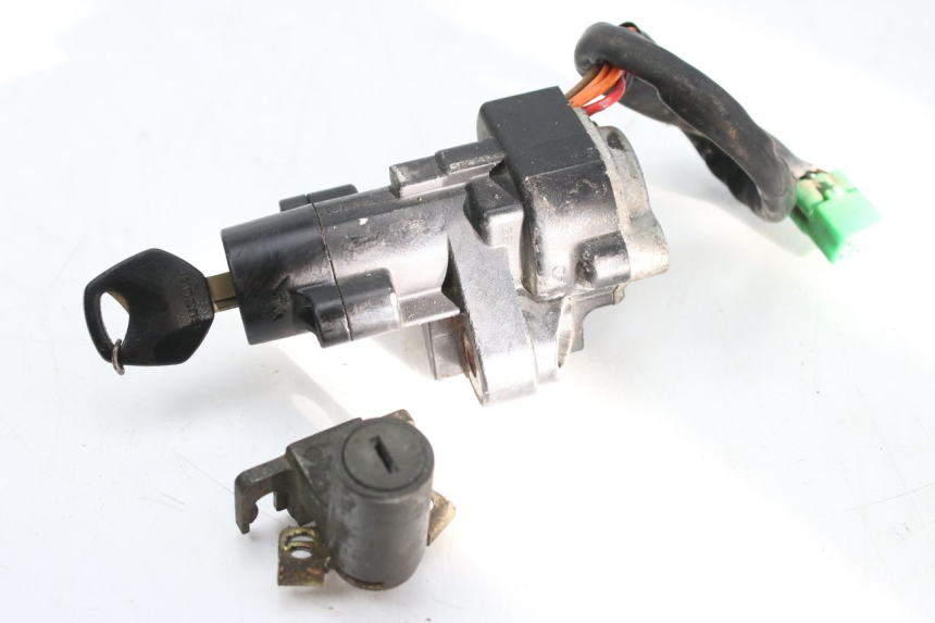photo de KIT FECHADURA CHAVE NEIMAN SUZUKI TLS TL S 1000 (1997 - 2001) - Pontos de fixação