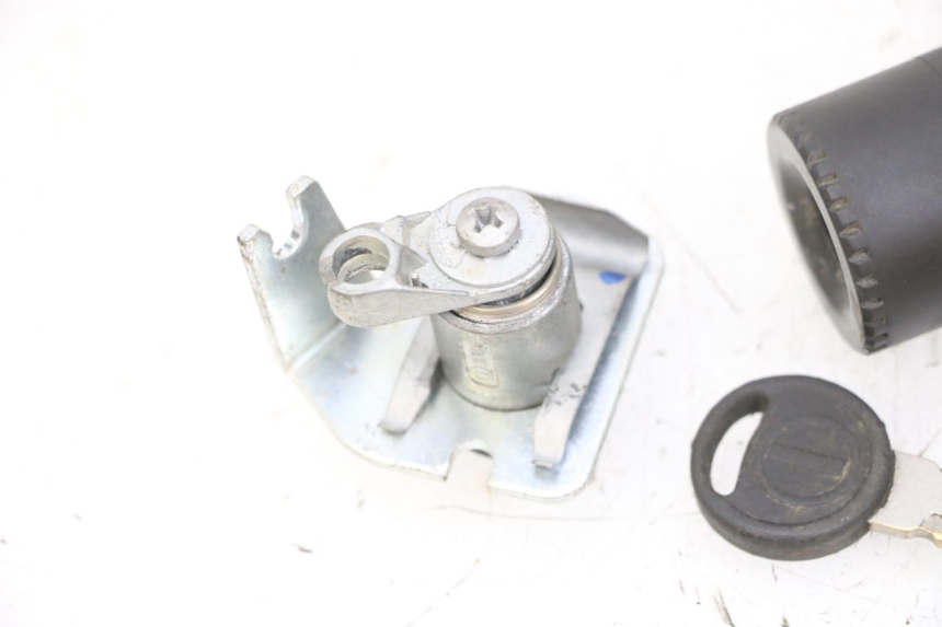 photo de KIT FECHADURA CHAVE NEIMAN YAMAHA TZR 50 (2008 - 2016) - Outro ângulo de visão