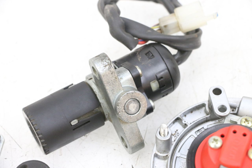 photo de KIT FECHADURA CHAVE NEIMAN YAMAHA TZR 50 (2008 - 2016) - Ampliação técnica