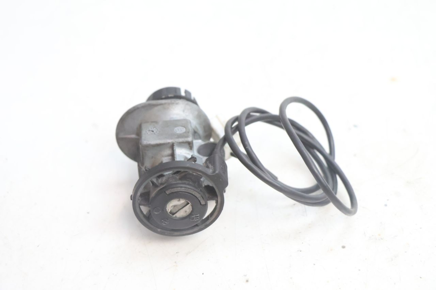 photo de KIT FECHADURA CHAVE DE IGNIÇÃO PEUGEOT VIVACITY 100 (1999 - 2008) - Zoom do estado de desgaste