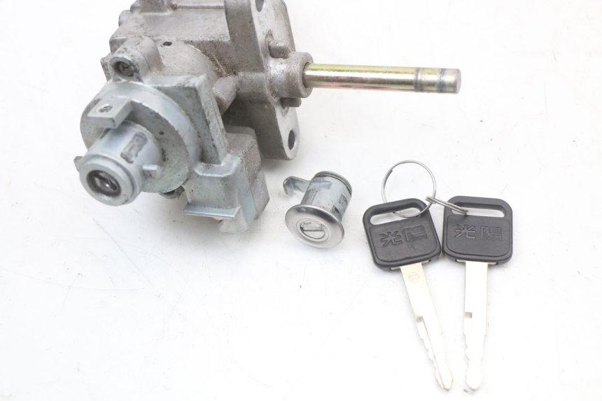 photo de KIT FECHADURA CHAVE NEIMAN KYMCO XCITING 250 (2006 - 2009) - Detalhe da peça