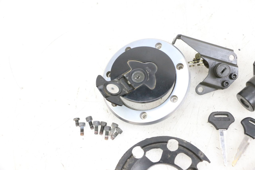 photo de KIT FECHADURA CHAVE NEIMAN KAWASAKI ZR 7 750 (1999 - 2004) - Outro ângulo de visão
