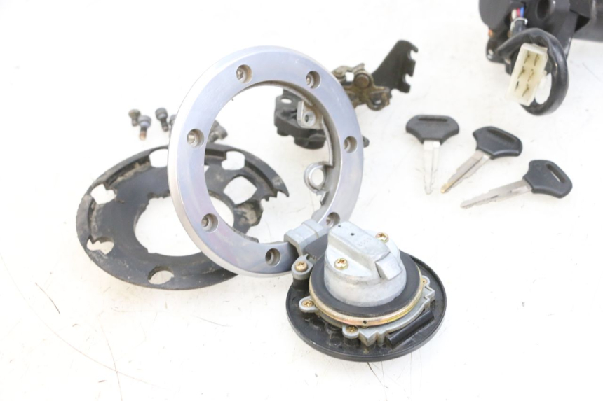 photo de KIT FECHADURA CHAVE NEIMAN KAWASAKI ZR 7 750 (1999 - 2004) - Pontos de fixação