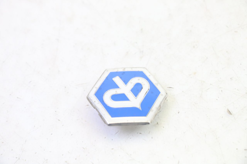 photo de LOGO DA MARCA PIAGGIO FLY 4T 50 (2013 - 2017) - Detalhe da peça