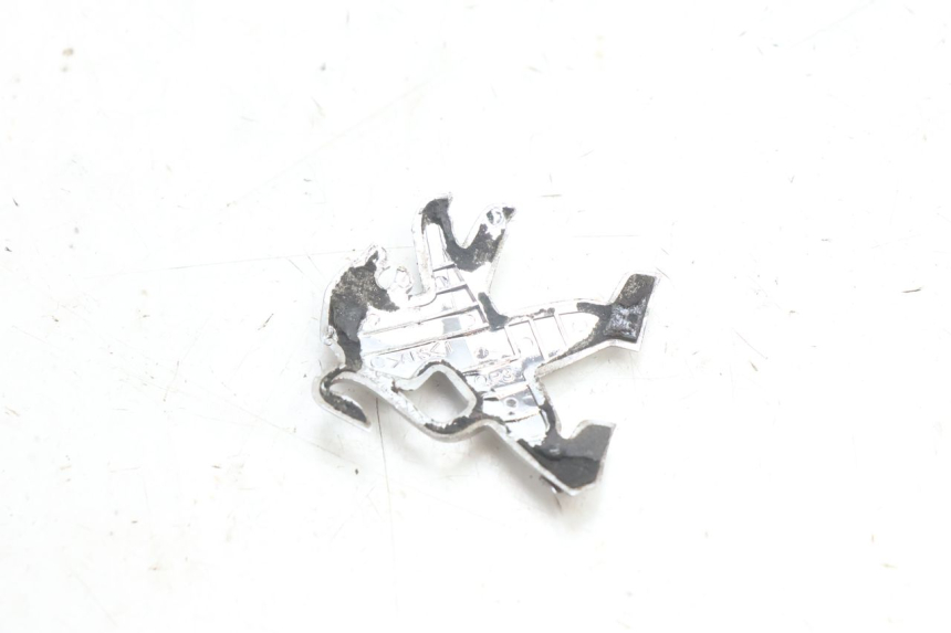 photo de LOGO DA MARCA PEUGEOT KISBEE 2T 50 (2010 - 2017) - Zoom do estado de desgaste
