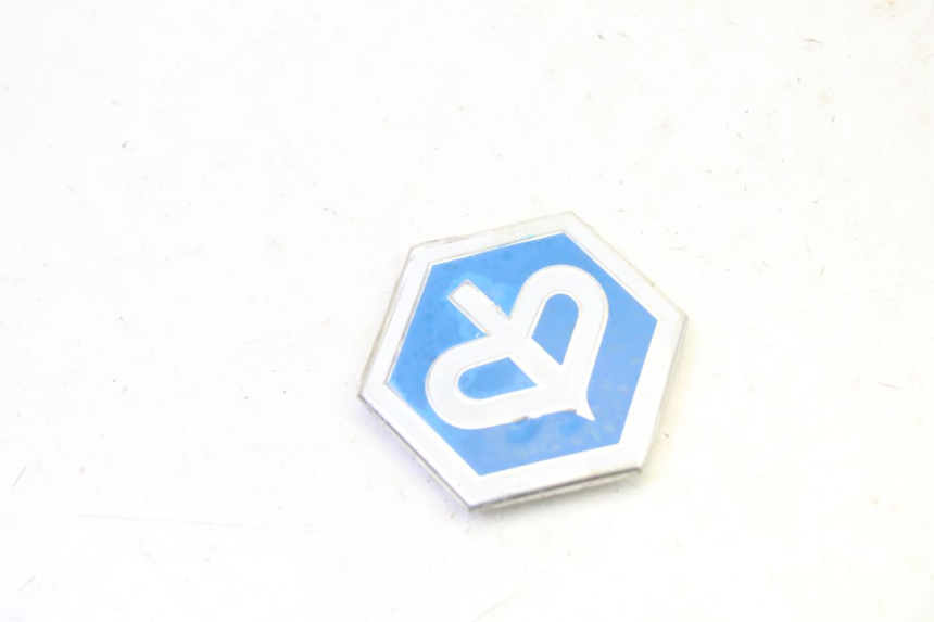 photo de LOGO DA MARCA PIAGGIO MP3 125 (2006 - 2014) - Detalhe da peça