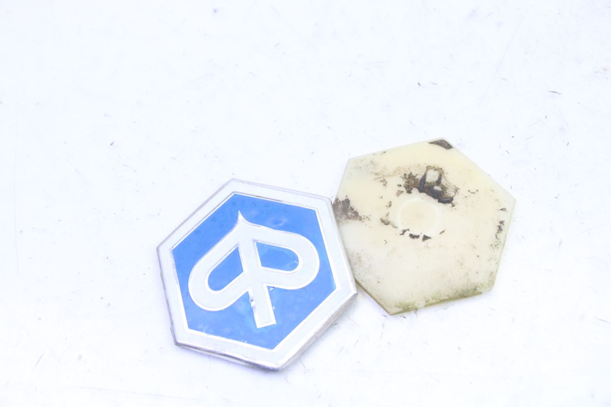 photo de LOGO DA MARCA PIAGGIO MP3 125 (2006 - 2014) - Zoom do estado de desgaste